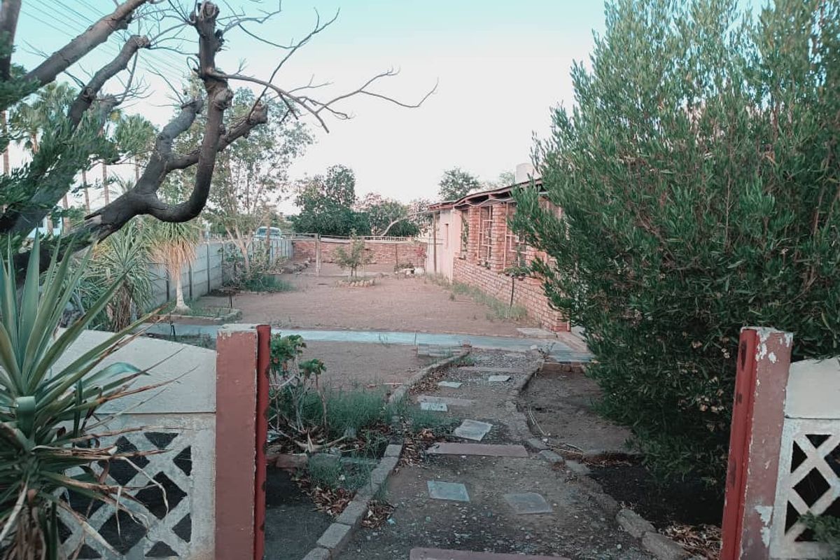 PERFECT FAMILY HOME WITH FLATLET FOR SALE IN KEETMANSHOOP - NAMIBIA - Photo 5