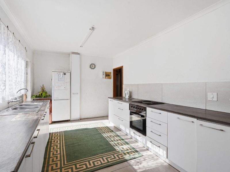 FREE STANDING CORNER HOME - 3 BEDROOMS - 2 BATHROOMS - BROOKLYN - Photo 3