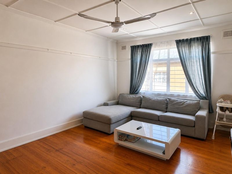LIGHT, CHARACTER FILLED TOP FLOOR APARTMENT WITH SUNROOM & LOCK UP GARAGE - Photo 10