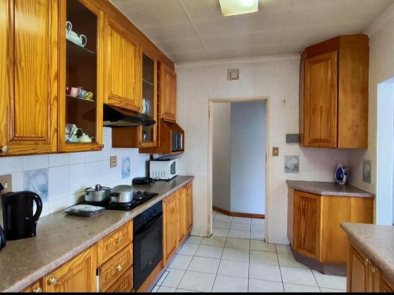 3 bedroom face brick property - Photo 6