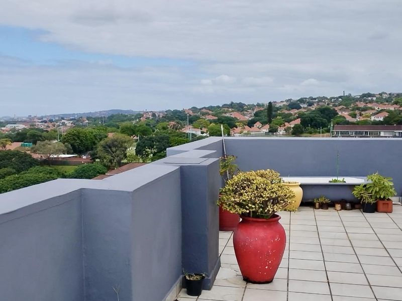 Penthouse with Massive Balcony & Spectacular 270° Views – Glenwood Gem! - Photo 3