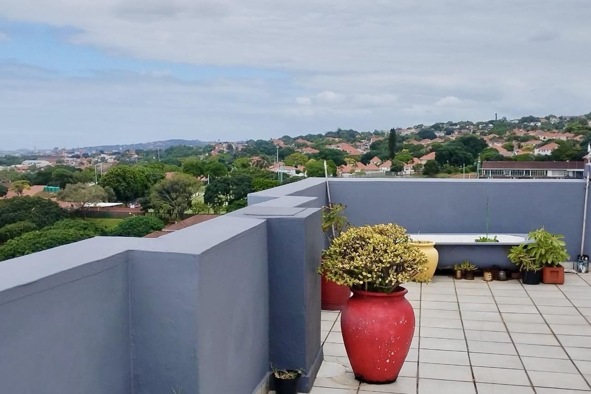 Penthouse with Massive Balcony & Spectacular 270° Views – Glenwood Gem! - Photo 3