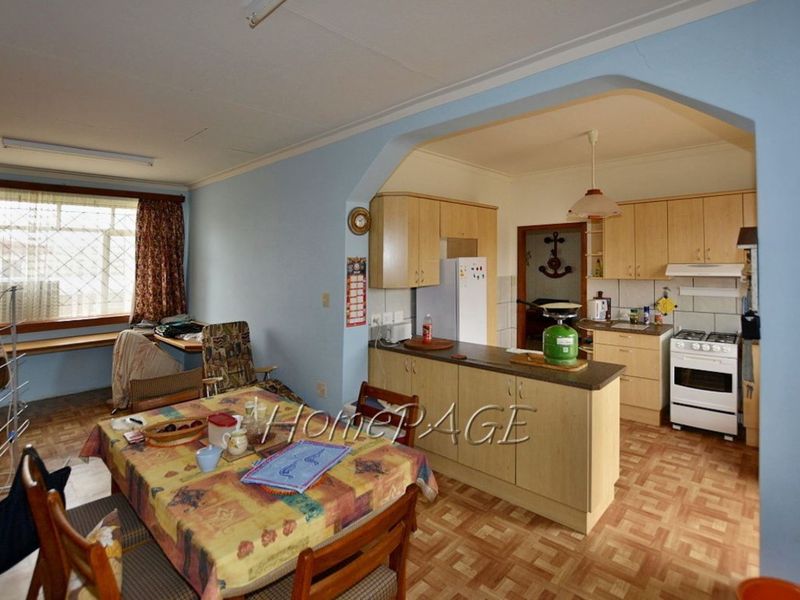 Ext 1, Henties Bay:  Home with Flat is for Sale - Photo 2
