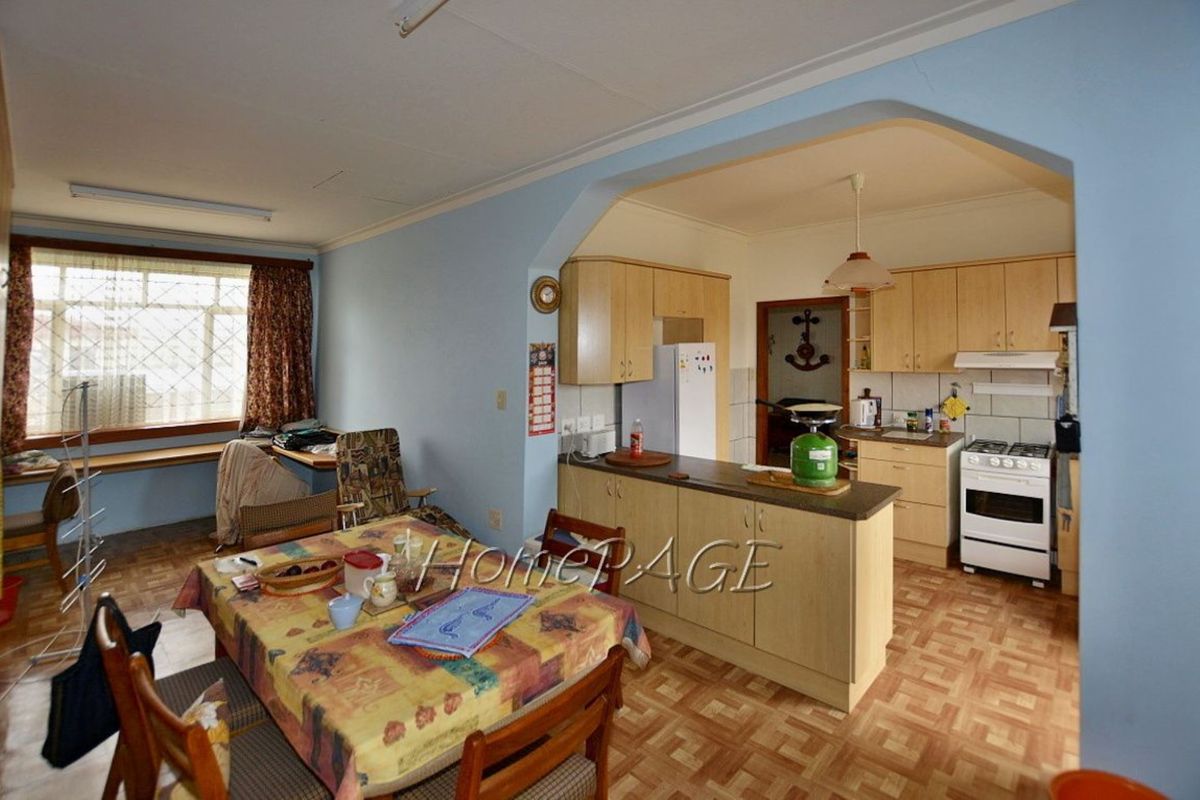 Ext 1, Henties Bay:  Home with Flat is for Sale - Photo 2