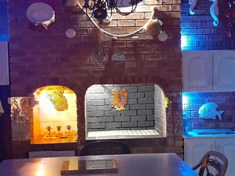 A generous corner stand, offering ample space and privacy. - Photo 4