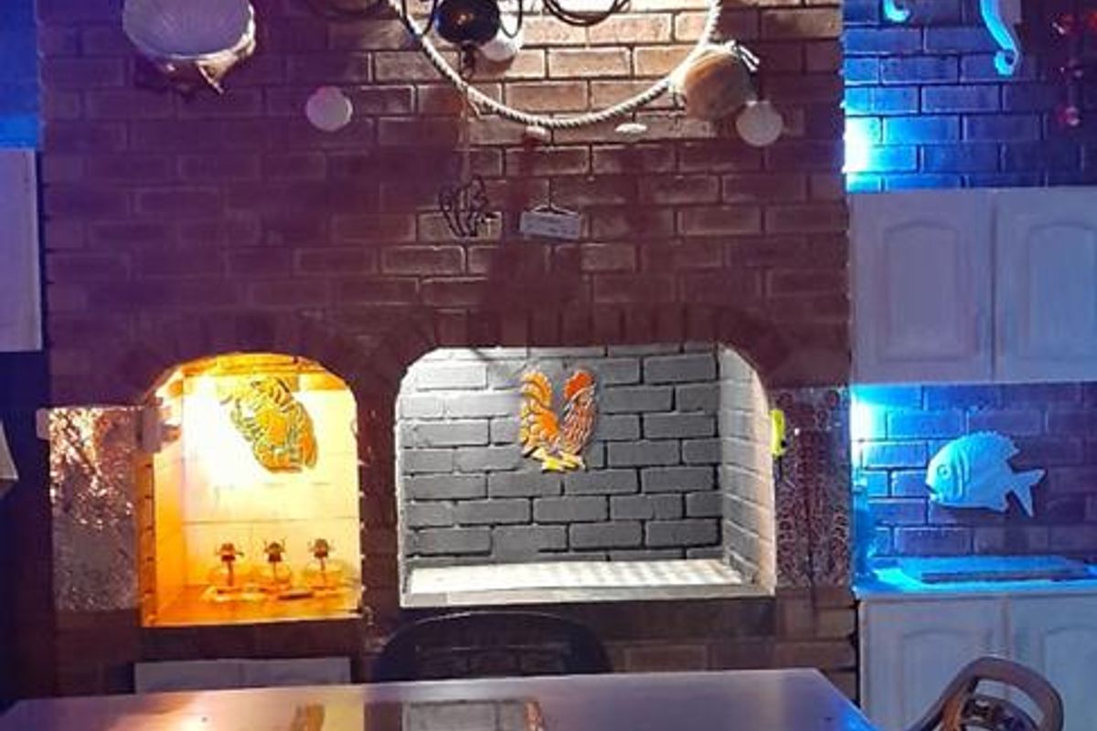 A generous corner stand, offering ample space and privacy. - Photo 4