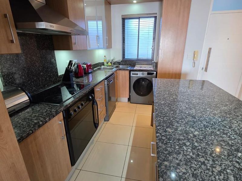 Fabulous Modern Upmarket Apartment. Available Immediately! - Photo 5