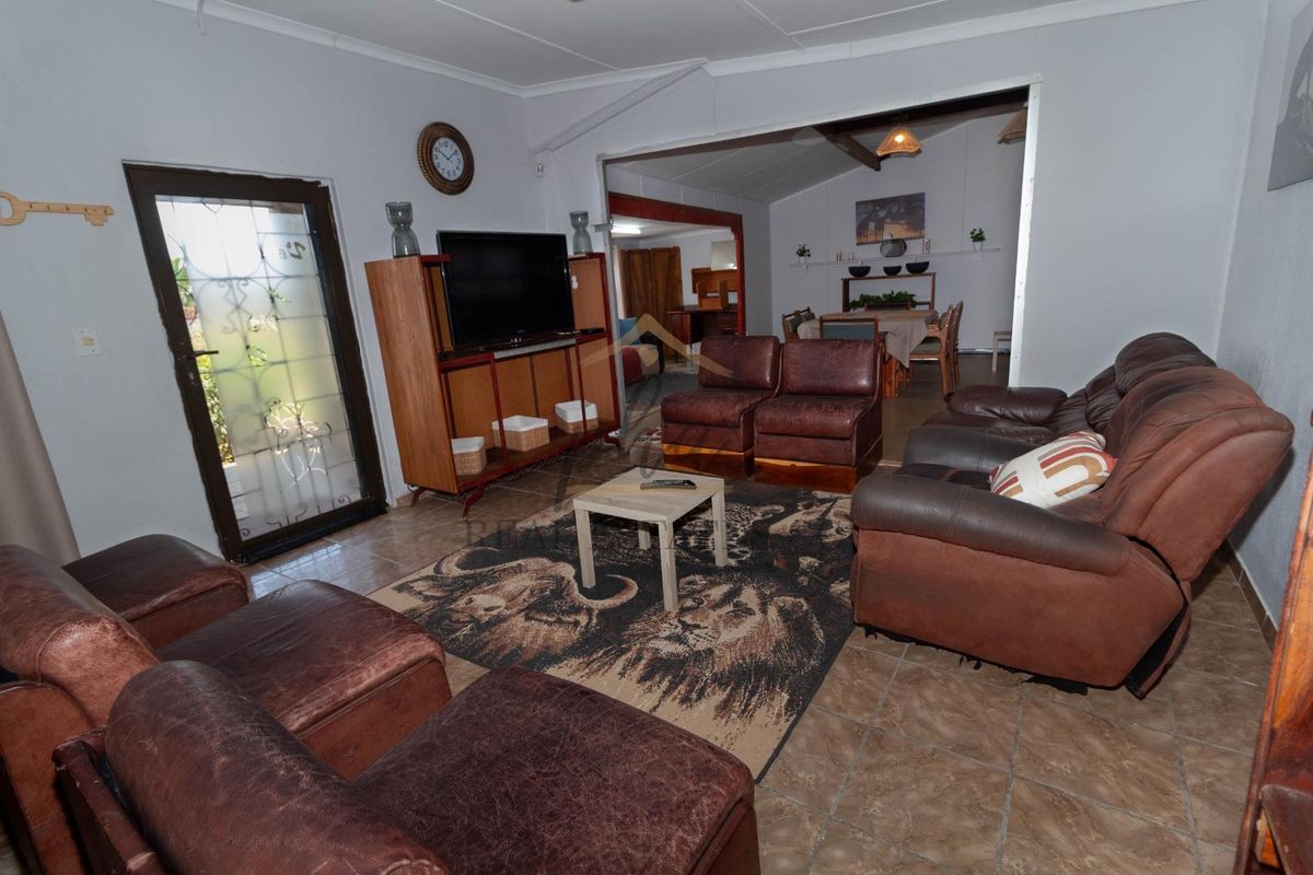 3-Bedroom Family Home with Flat - Photo 2