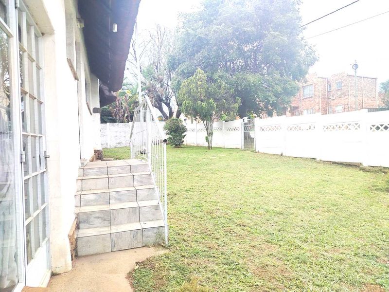 A Rare Find in South Crest! - Photo 6