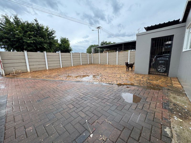 "Ideal Family Haven Near Schools & Shops - Don't Miss Out!" - Photo 9