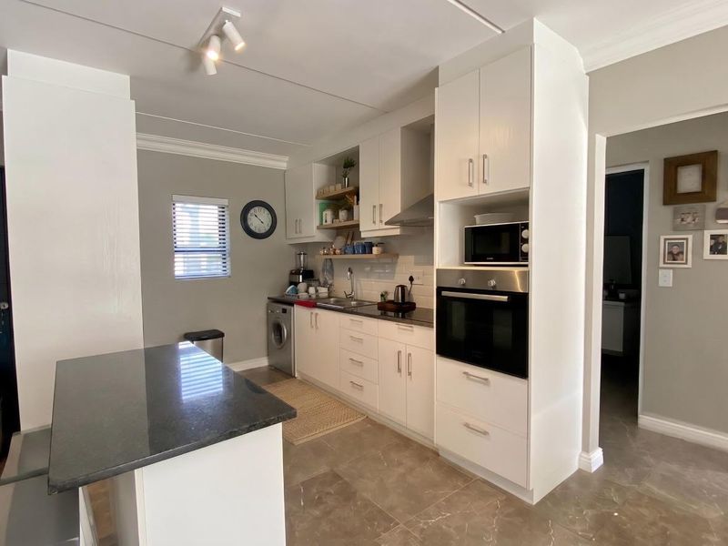 2 Bedroom, Off Street, Quiet Apartment - Photo 3