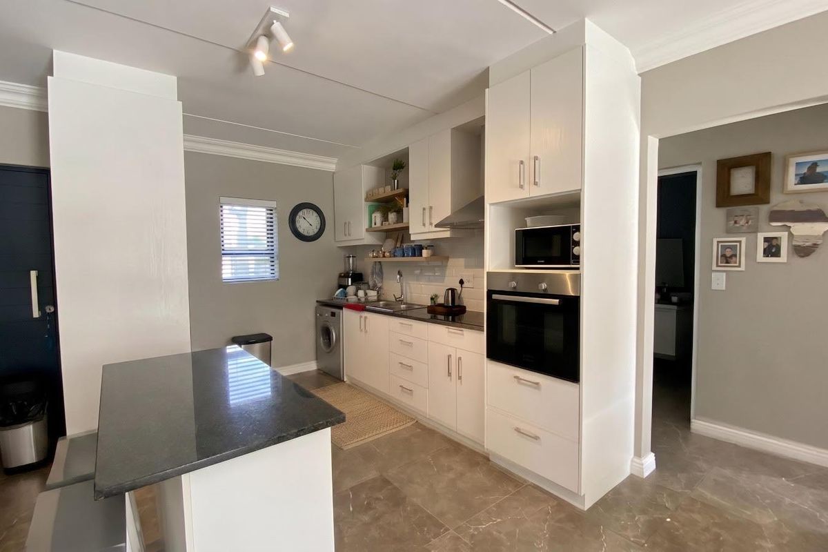 2 Bedroom, Off Street, Quiet Apartment - Photo 3