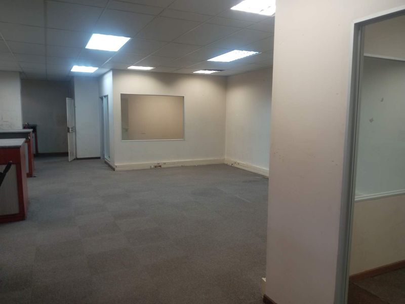 Prime 1,000 m2 Commercial Office Space To Let | Boksburg | Exceptional Business Address  Introduce your business to a prestigious, well-positioned - Photo 8