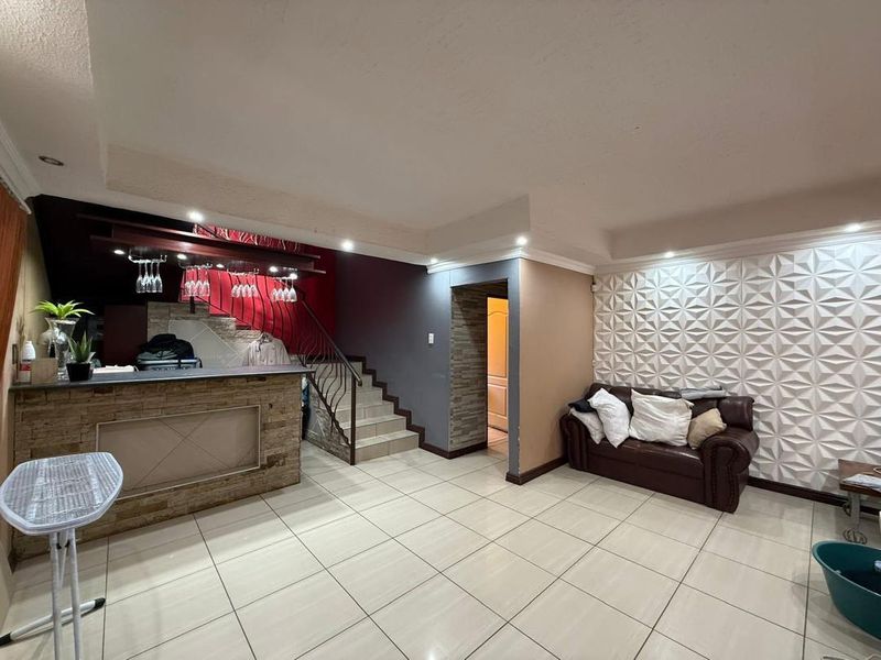 Stunning Standalone four-bedroom house for sale in Cimbebasia - Photo 4