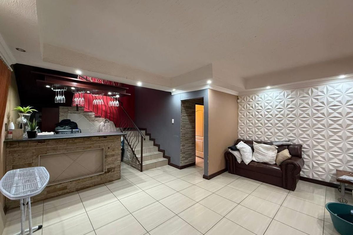 Stunning Standalone four-bedroom house for sale in Cimbebasia - Photo 4