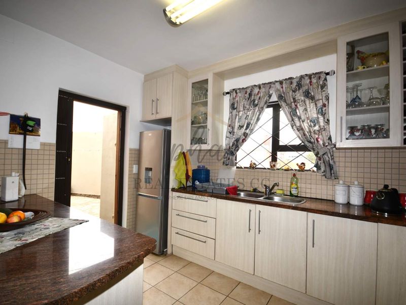 Charming Townhouse for Sale! Just a Stone's Throw from the Beach!** - Photo 3