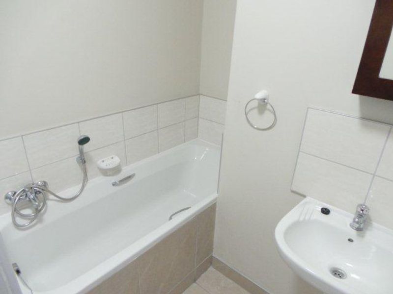 Secure Apartment close to amenities! - Photo 7