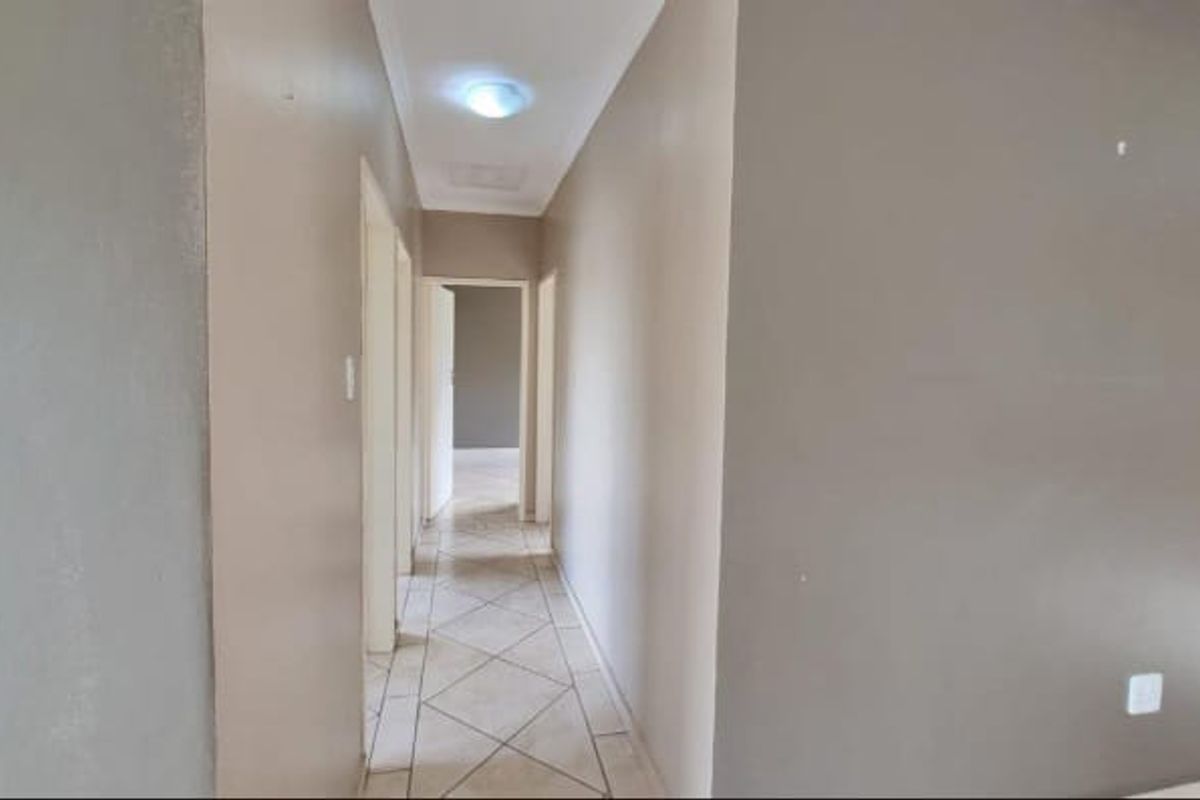 Pet-Friendly Townhouse in Sought-After Kookrus - Photo 5