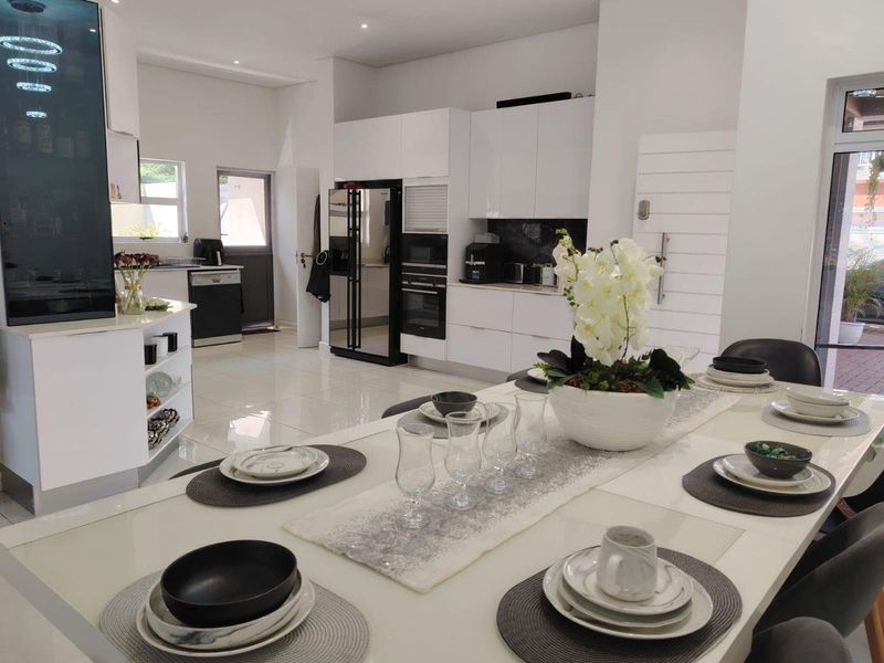 Stunning Simplex in gated estate. - Photo 9