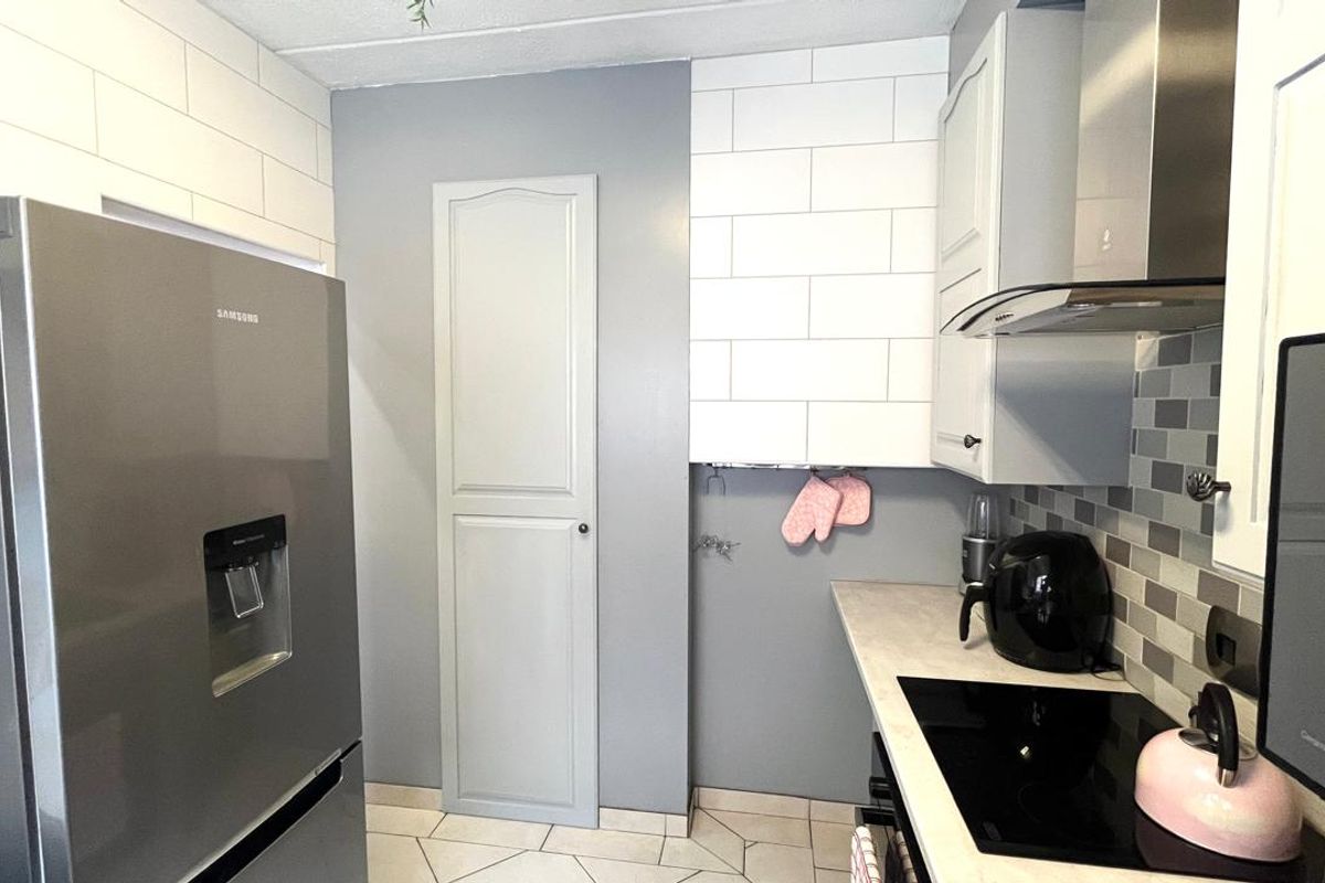 Welcome Home: Elegant Townhouse with all Modern Comforts! - Photo 4