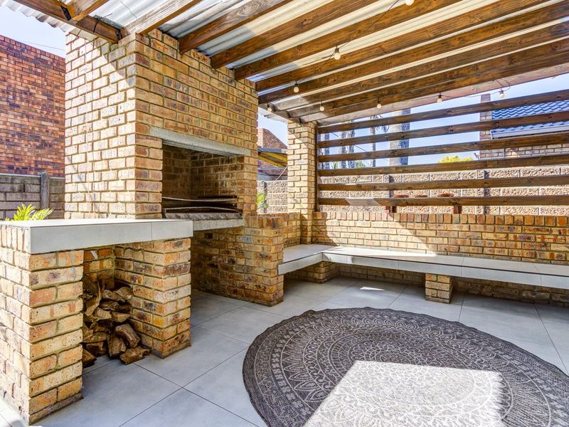 RENOVATED GEM IN ENCLOSED FAMILY FRIENDLY COMMUNITY - Super low levy! - Photo 8