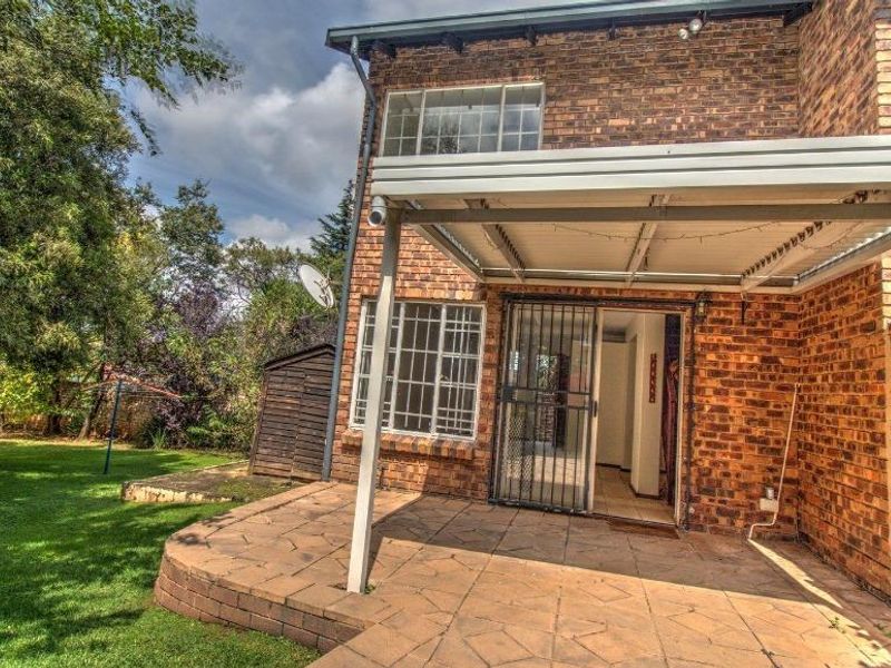 Stunning Double Story Townhouse - Photo 10