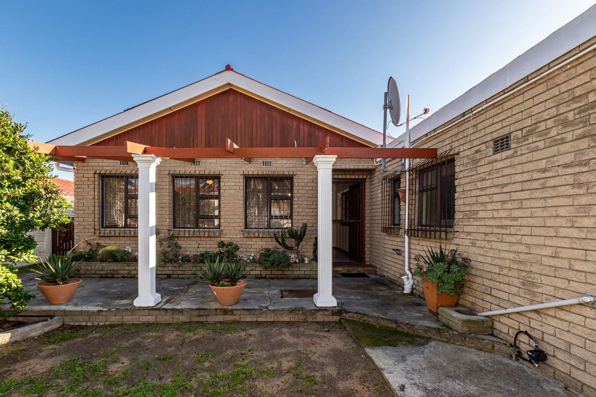 Charming  facebrick 3 bed family home with Granny Flat and Entertainers Delight. - Photo 3