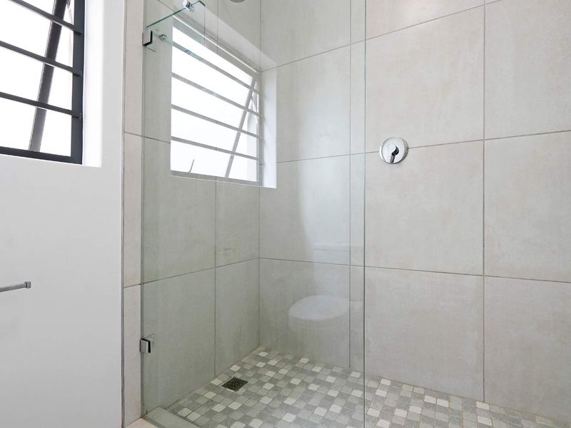 Sunny Spacious two bedroom Second floor apartment - Photo 10