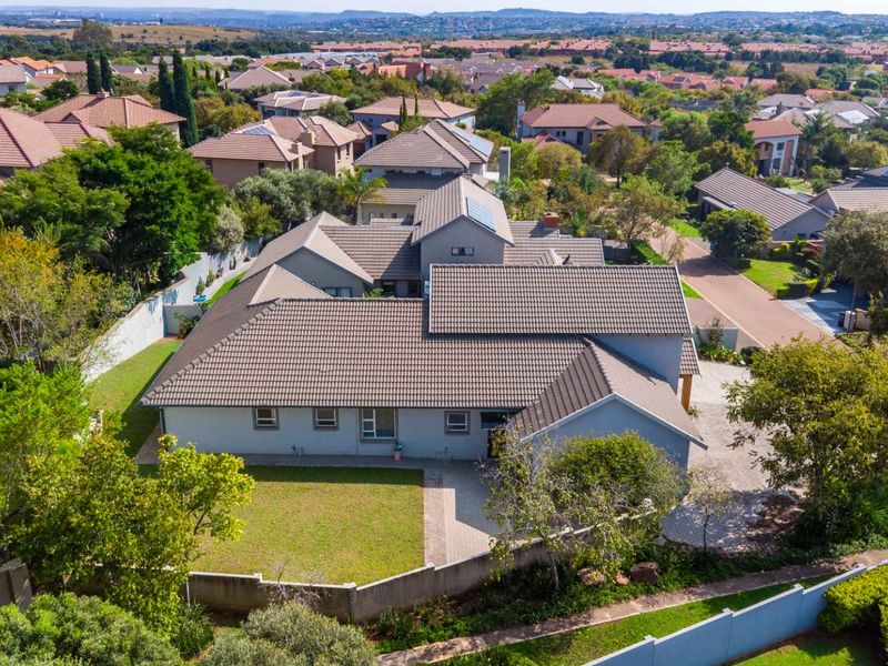Stylish, Spacious & Secure – The Perfect Family Home in Mooikloof Country View Estate - Photo 8