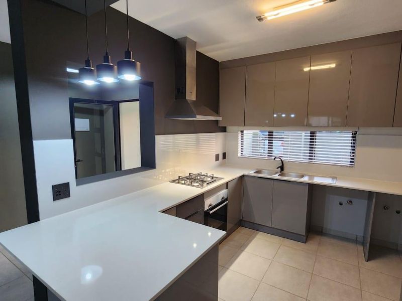 Catch it if you can ! – Stunning 3-Bedroom Townhouse to rent in Waterval East, Rustenburg - Photo 8