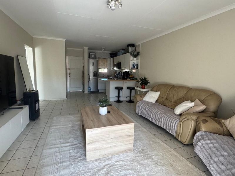 Great Location! Near The Glen & Comaro View, Pool Included - Photo 3