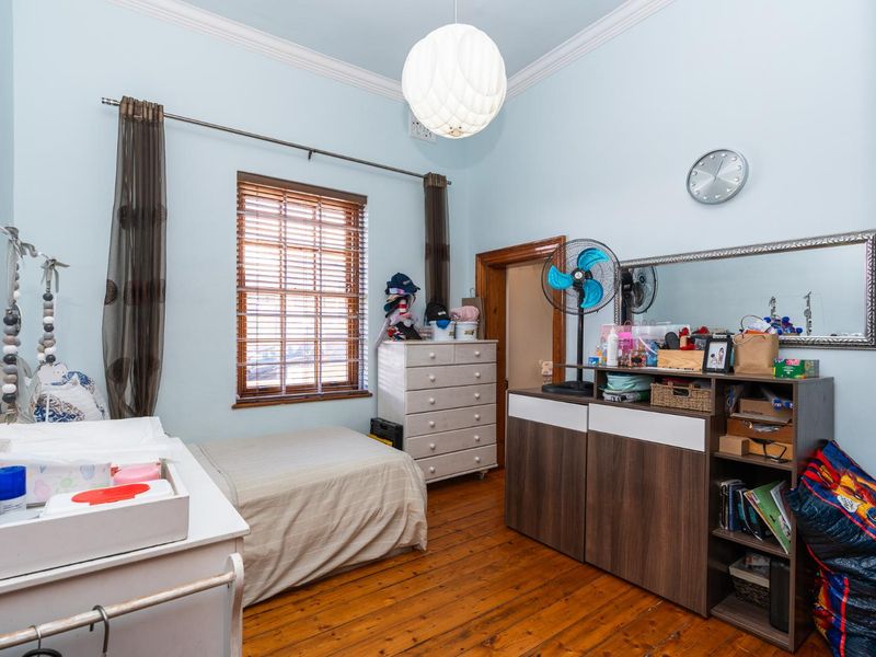 Exclusive Living: 4 Bedroom House + Double-Storey Cottage + 2nd cottage |Breath taking sea views - Photo 8