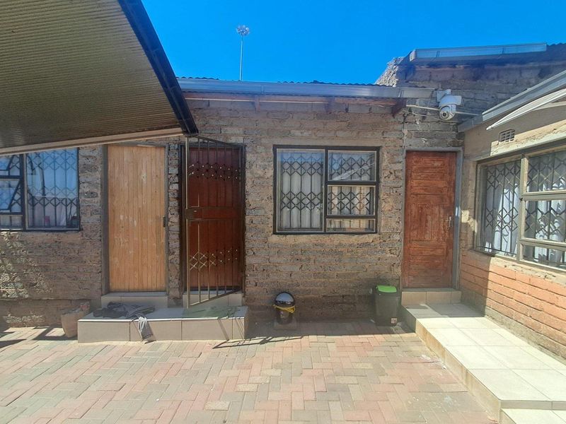 2 Bedroom House With 7 Outside Rooms In Esselen Park - Photo 2
