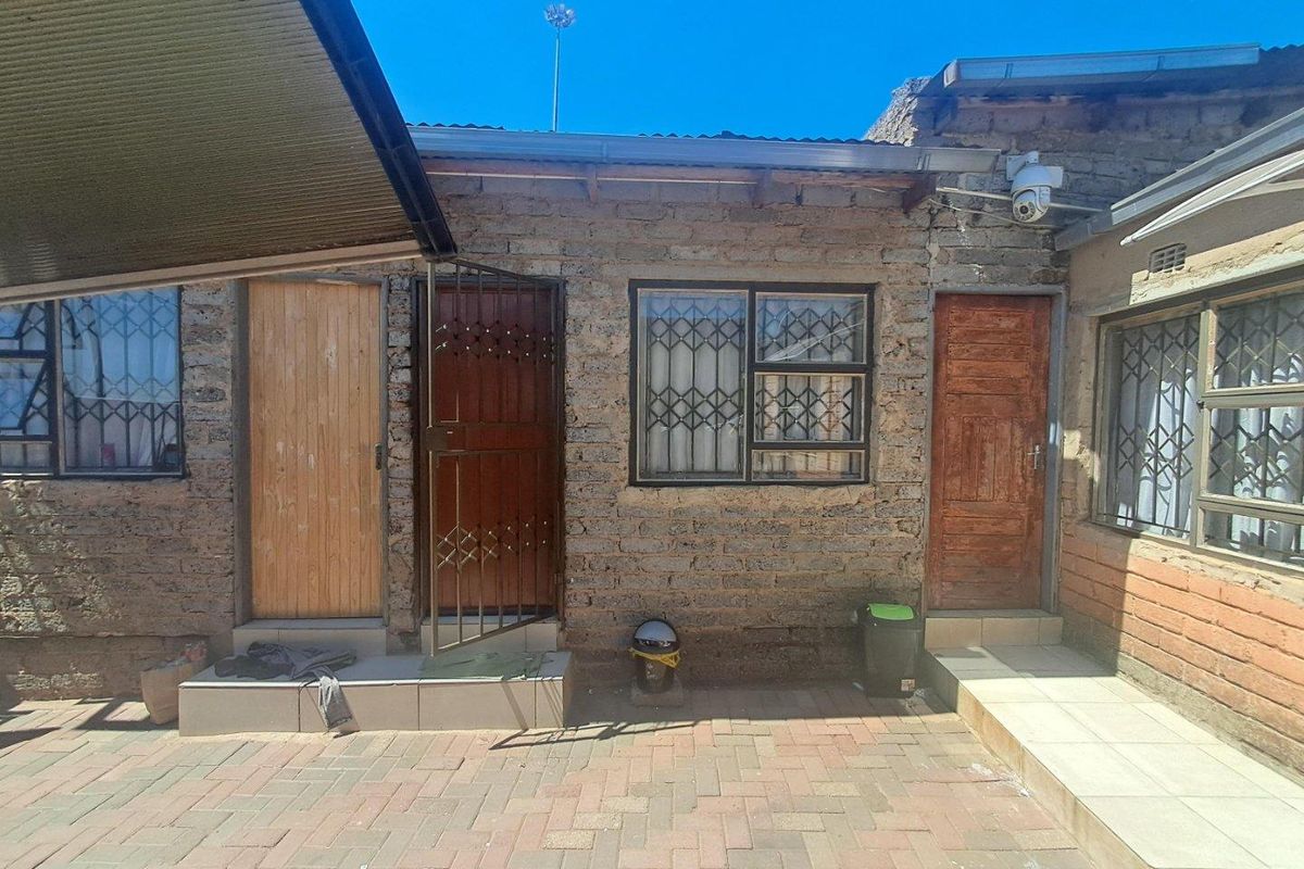 2 Bedroom House With 7 Outside Rooms In Esselen Park - Photo 2