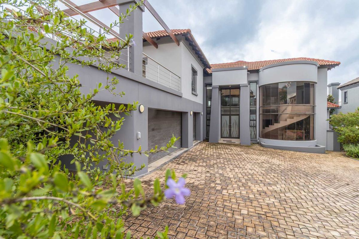 Elevated Golf Estate Living - Photo 4