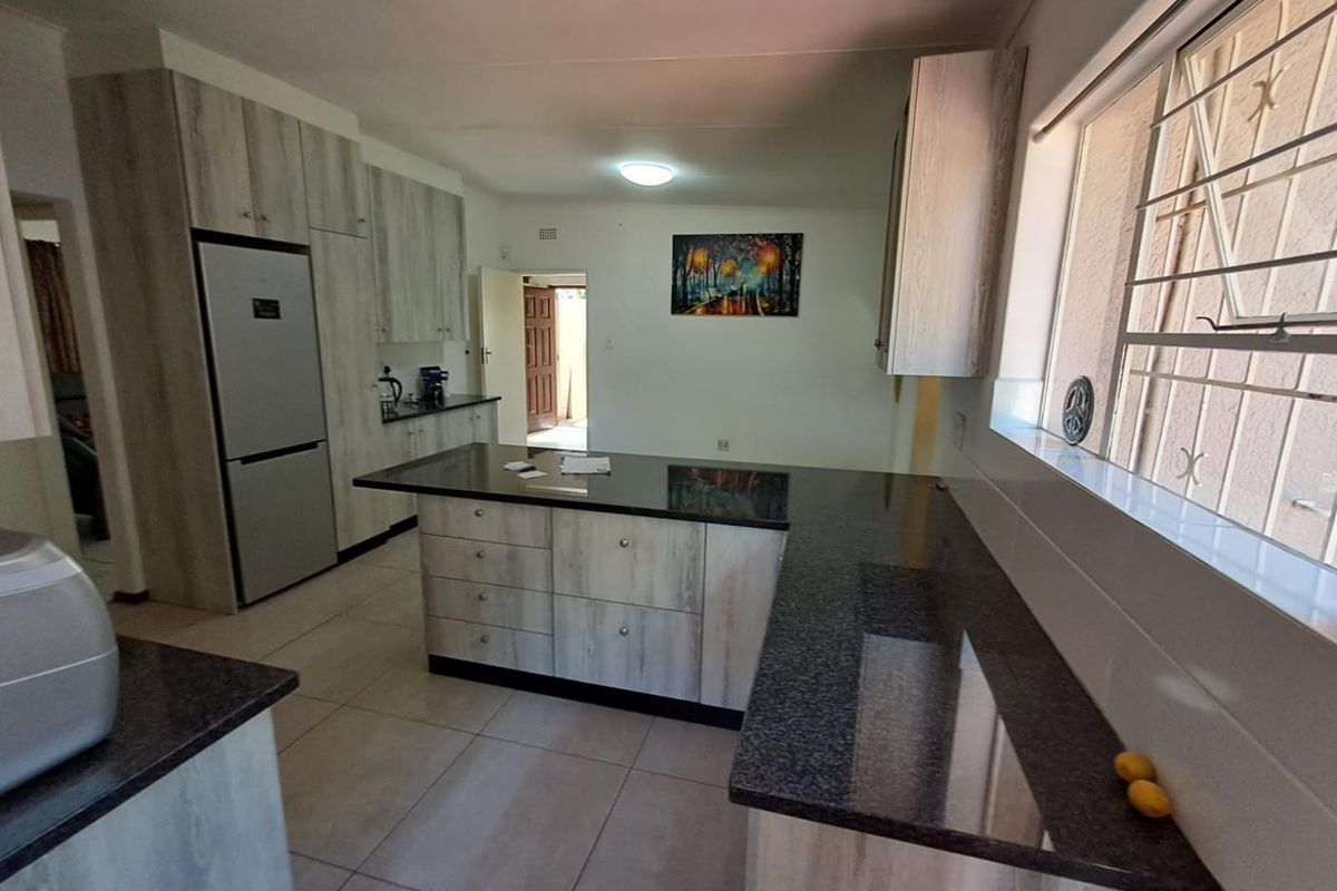 FAMILY HOME IN BRACKENHURST NEEDING SOME LOVE - Photo 5