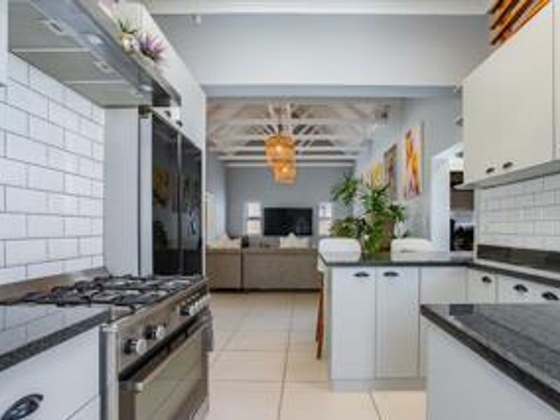 Modern, Secure & Spacious 3 Bedroom Home in Wellington - Photo 3