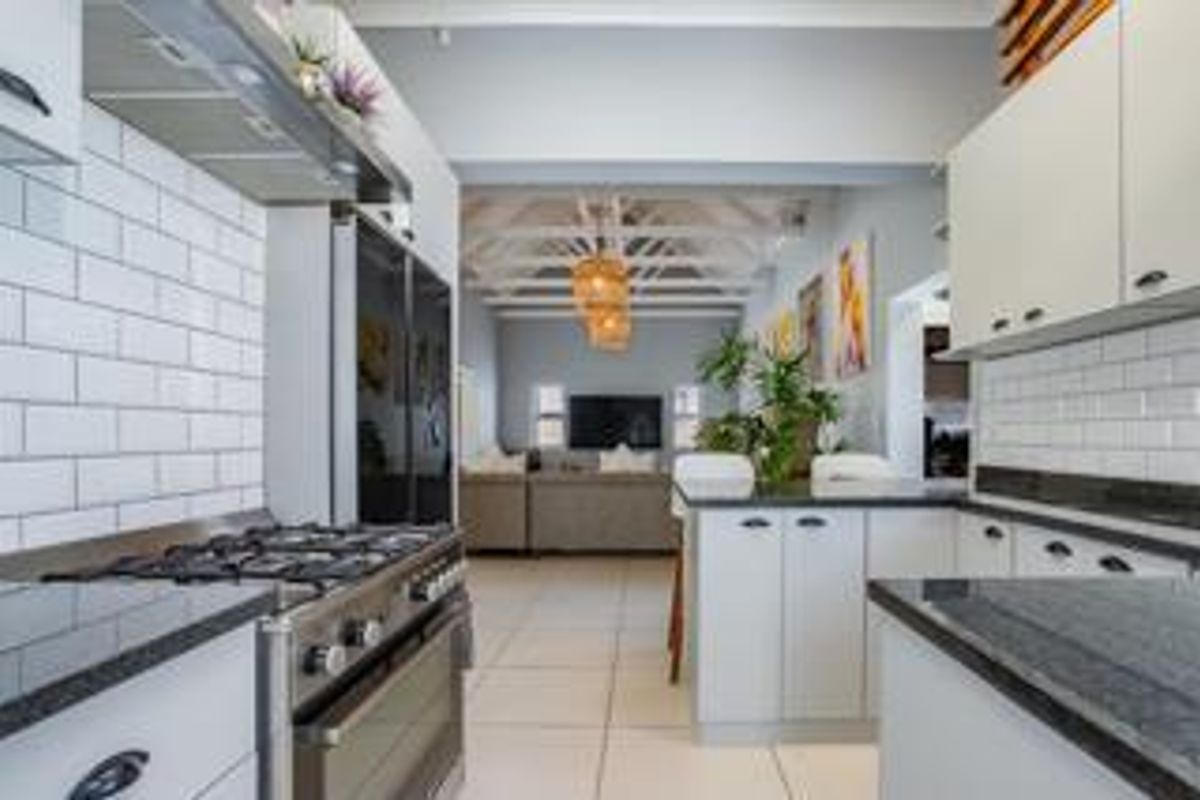 Modern, Secure & Spacious 3 Bedroom Home in Wellington - Photo 3