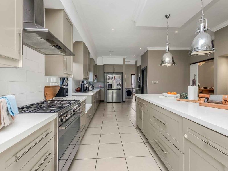 STYLISH PRIVATE 4 BEDROOM ENTERTAINER RESIDENCE, PERFECTLY POSITIONED IN THE STRATFORD GARDENS. - Photo 8