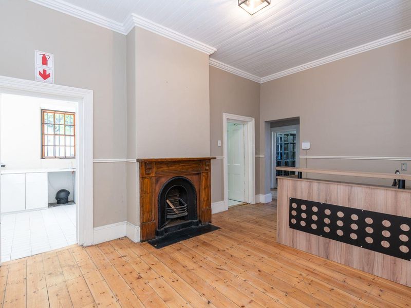 FOR SALE, GRACIOUS GARDENS LANDMARK BUILDING WITH A CAR PARK - Photo 6