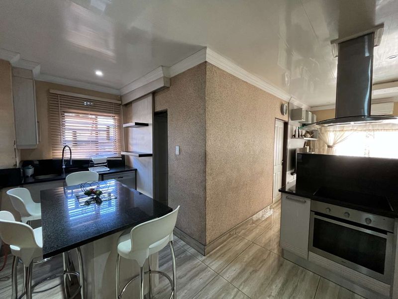 Exceptional 3-Bedroom Home with Solar, Office & Premium Finishes - Photo 4