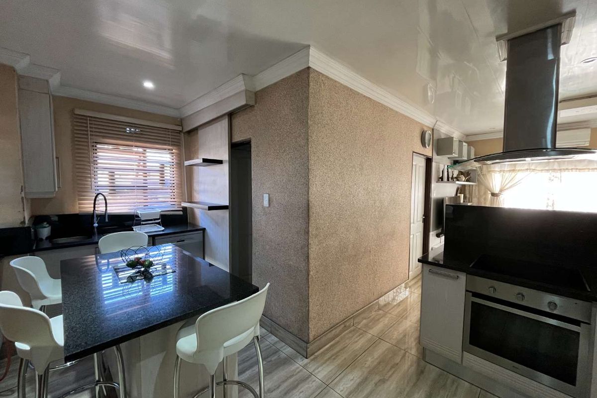 Exceptional 3-Bedroom Home with Solar, Office & Premium Finishes - Photo 4