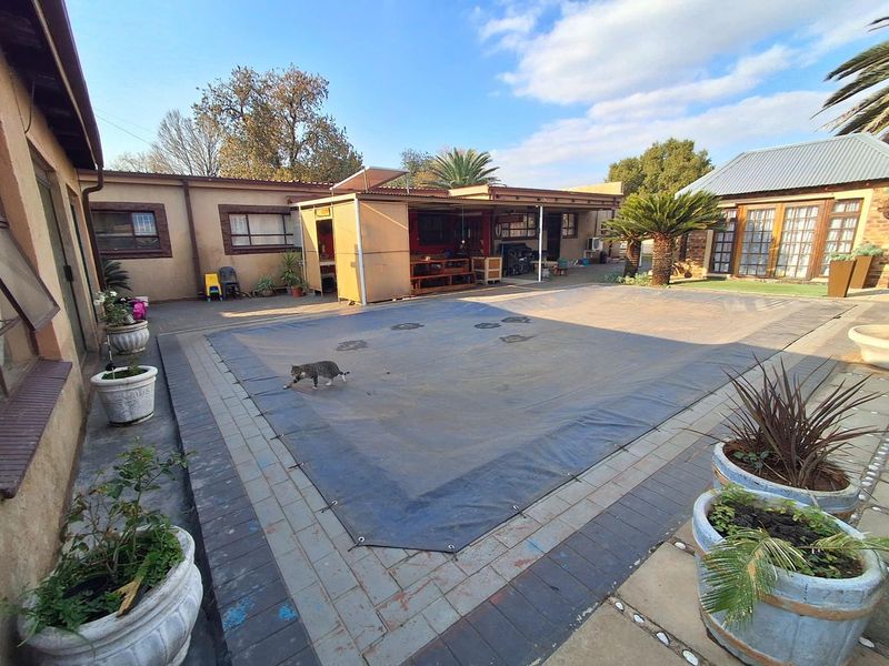 Priced to Sell - Family Home in Prestigious Golf Park - Photo 3