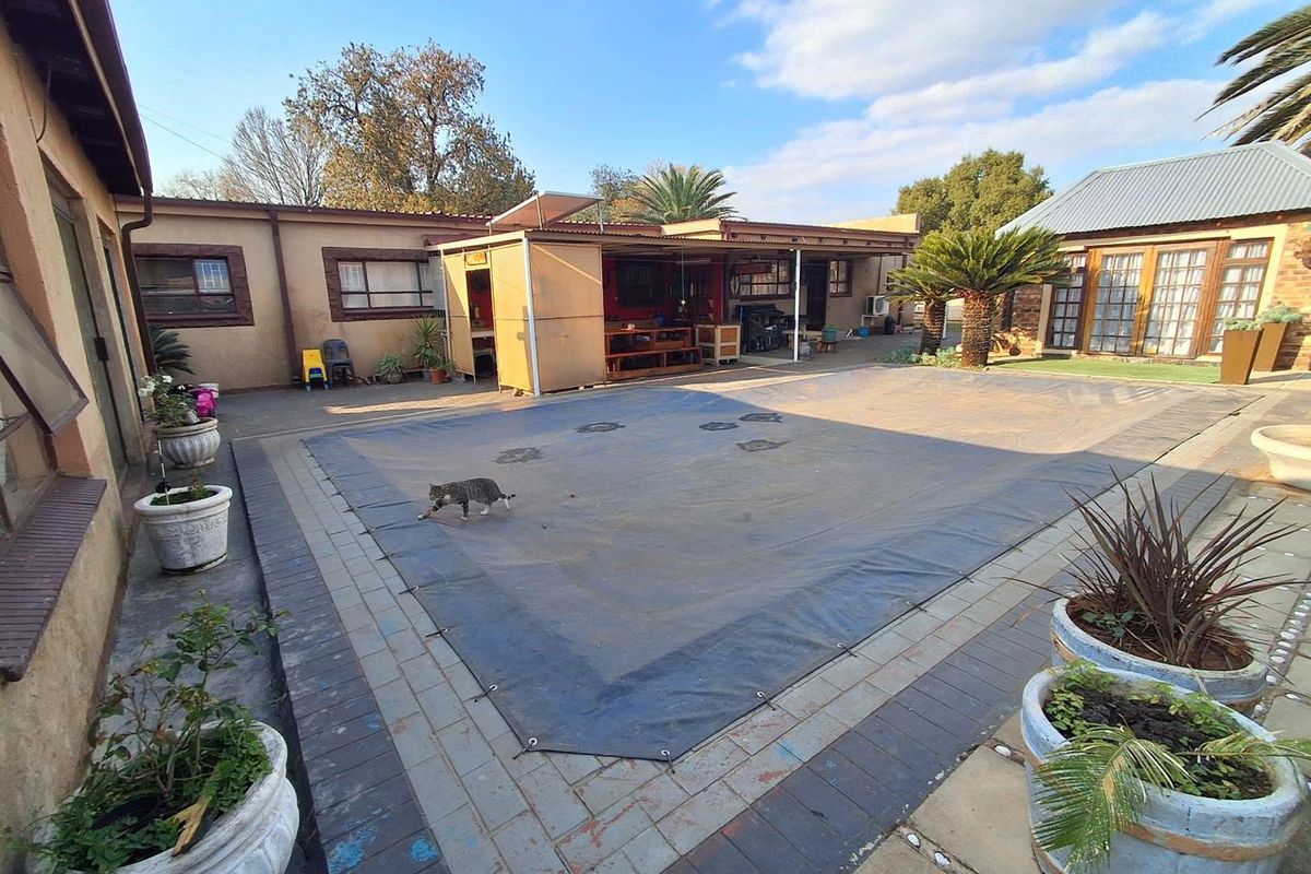 Priced to Sell - Family Home in Prestigious Golf Park - Photo 3