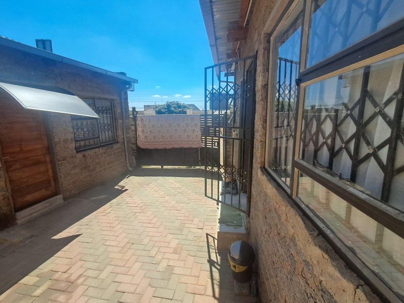 2 Bedroom House With 7 Outside Rooms In Esselen Park - Photo 6