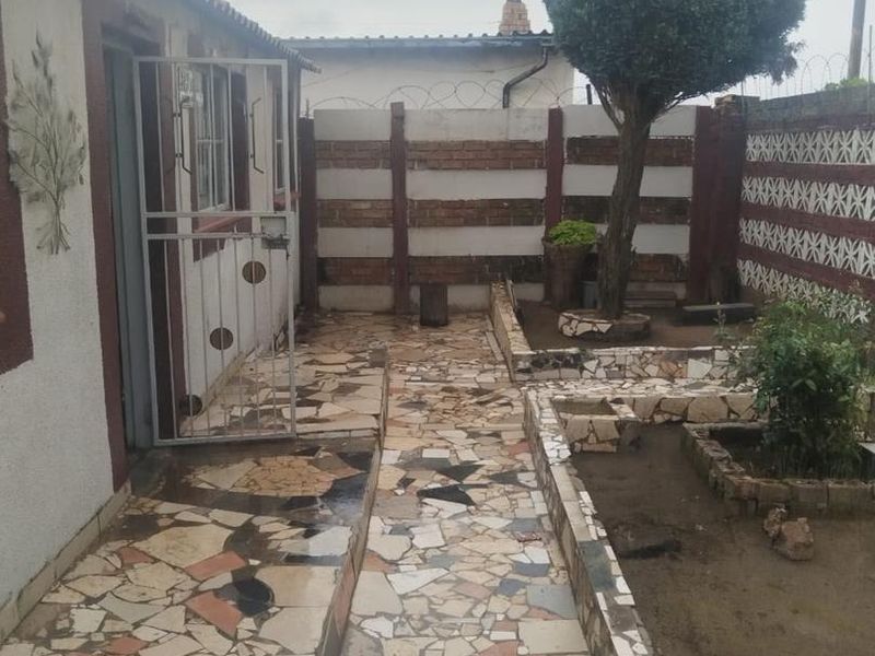 2 Bedroom House For Sale In Dhlamini - Photo 2