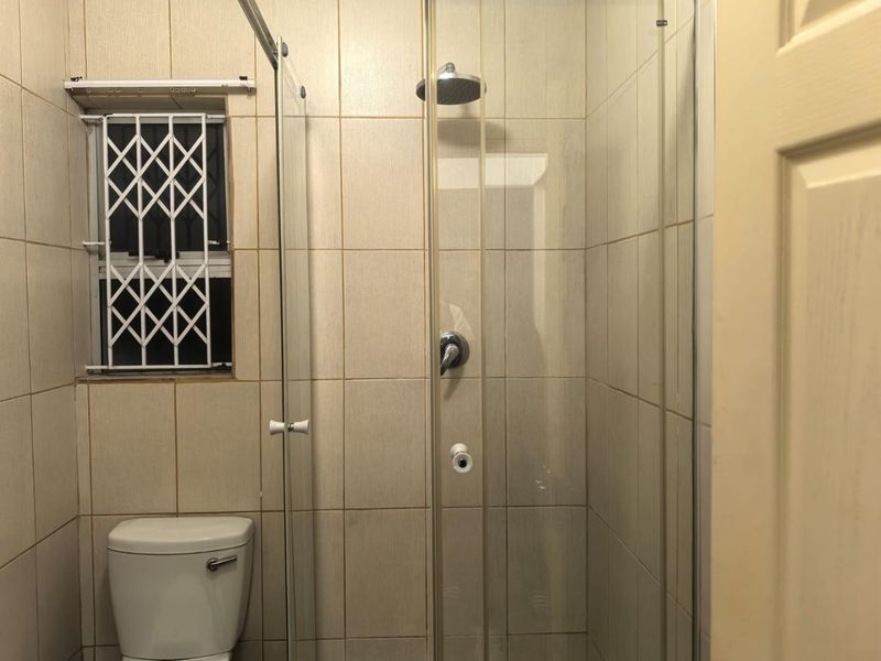 Inviting 2 Bedroom Rental in Chatsworth Central - Photo 8