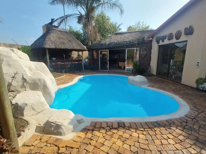 Family-Friendly Luxury: 4 Beds, Pool, & Pet-Ready - Photo 6