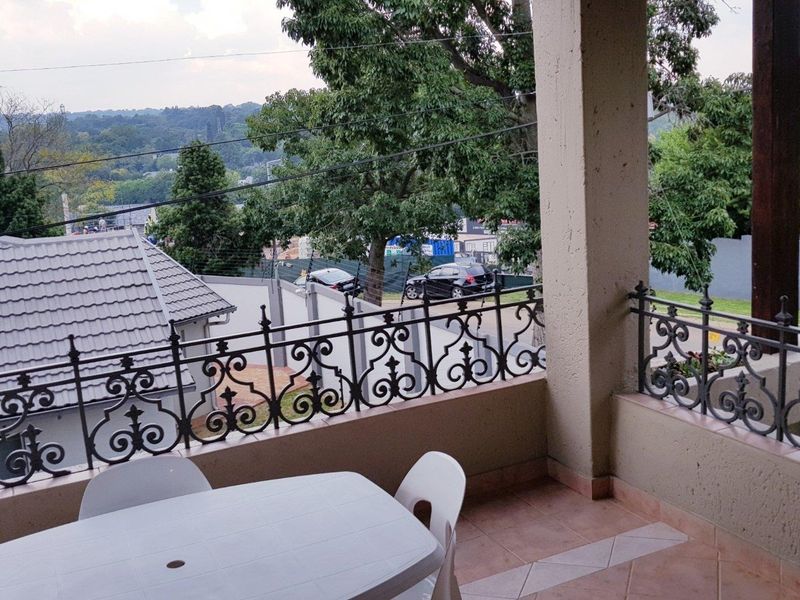 Semi-Furnished Studio Flatlet with Large Balcony and Scenic View to Let in Hurlingham Manors - Photo 3