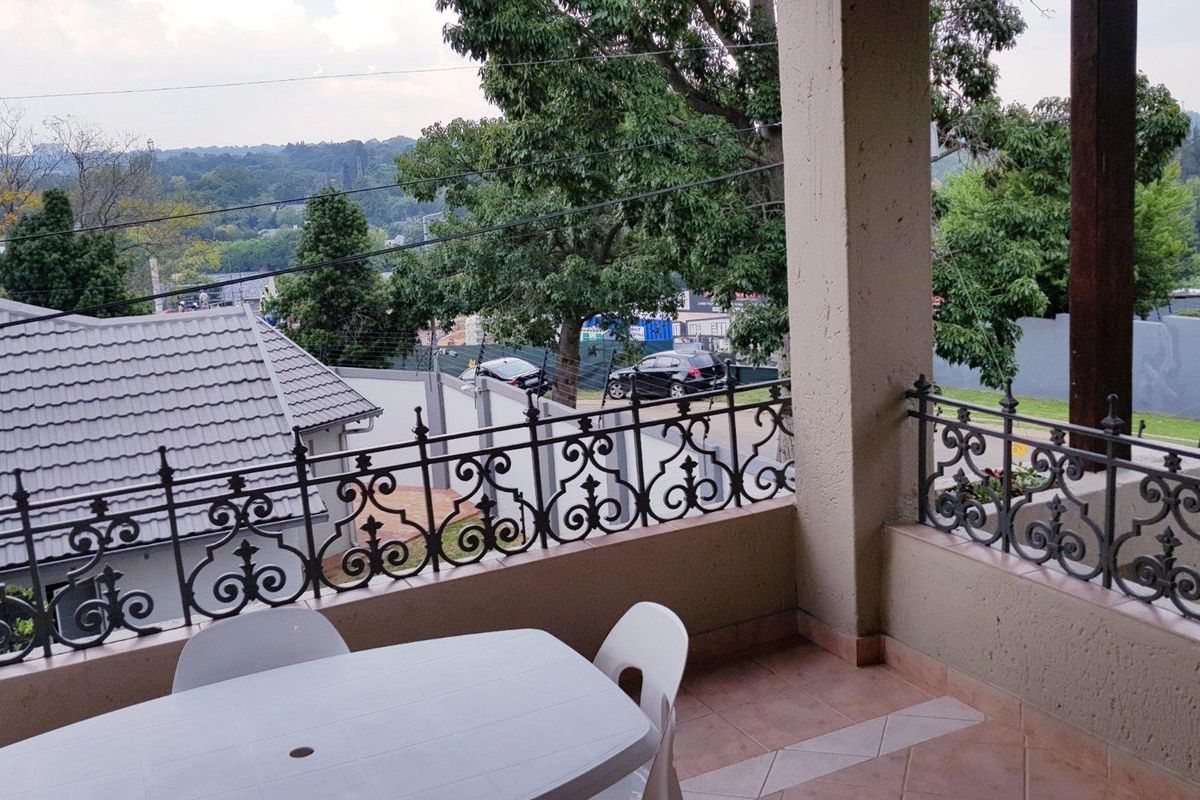 Semi-Furnished Studio Flatlet with Large Balcony and Scenic View to Let in Hurlingham Manors - Photo 3